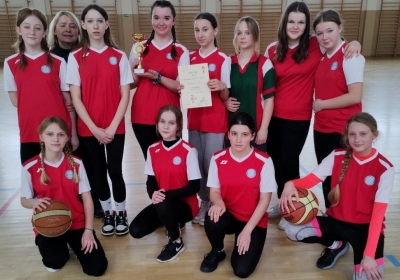 Podwójny koszykarski triumf „Piątki” w powiatowych igrzyskach