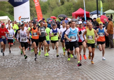 Deszczowy VII Bieg Rycerski za nami. Jakub Ossowski najszybszy [DUŻO ZDJĘĆ]