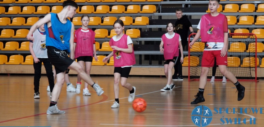 Tak dzieci bawią się i ćwiczą podczas sportowych ferii w hali w Świeciu [ZDJĘCIA]