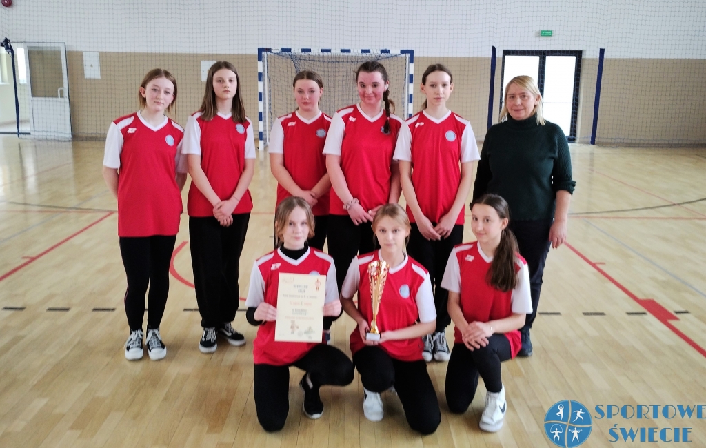 Dziewczyny z SP nr 5 Świecie najlepiej grają w gminie w kosza