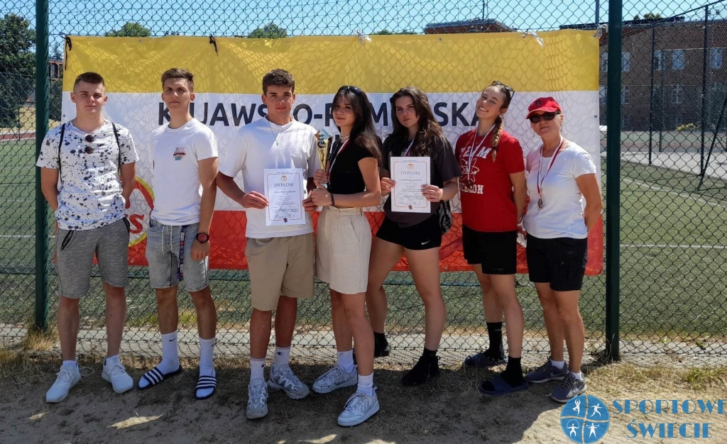 Dziewczyny z I LO Świecie trzecie w województwie w siatkówce plażowej