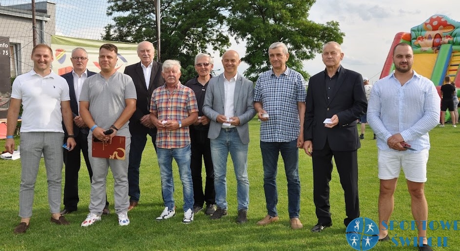 Zasłużeni trenerzy, działacze i piłkarze Pomorzanina Serock odebrali odznaczenia