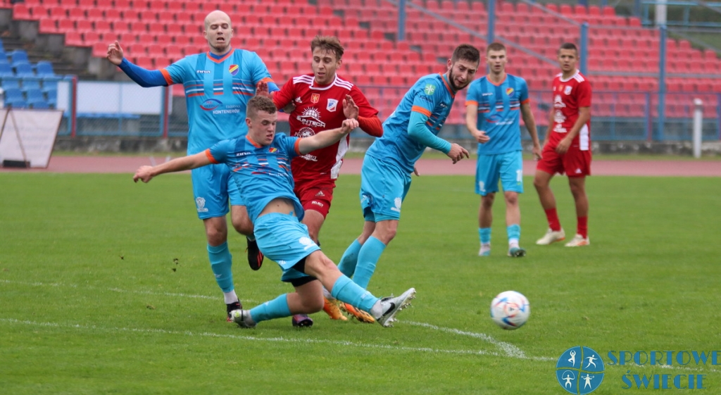 Wda Świecie ograła w derbach Pomorzanina Serock. Zdecydował gol w 92. minucie [ZDJĘCIA]