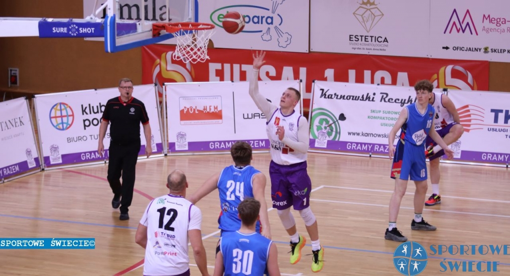 ŚKK Świecie wygrał z Twardymi Piernikami i na tydzień został liderem [ZDJĘCIA]