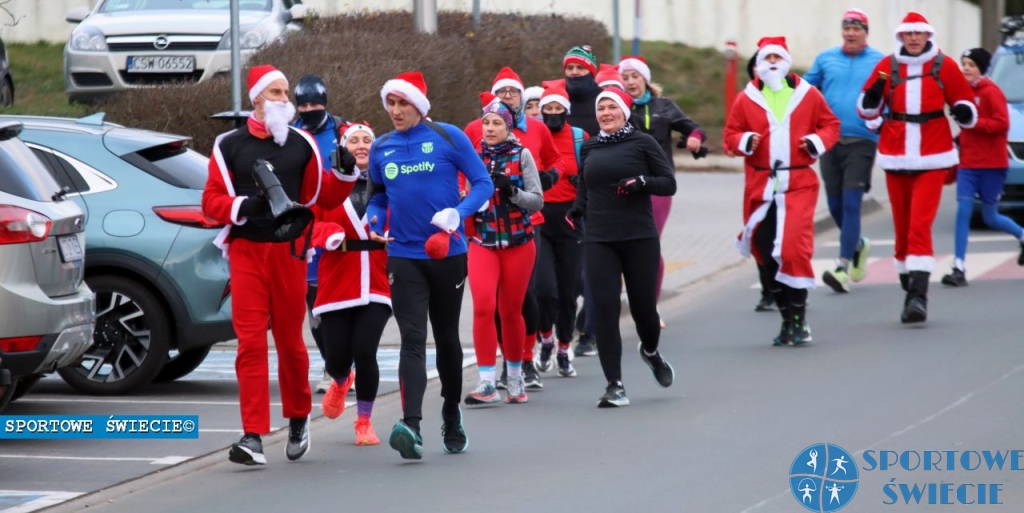 Bieg Wigilijny ulicami Świecia. Biegacze życzyli mieszkańcom Wesołych Świąt [ZDJĘCIA]