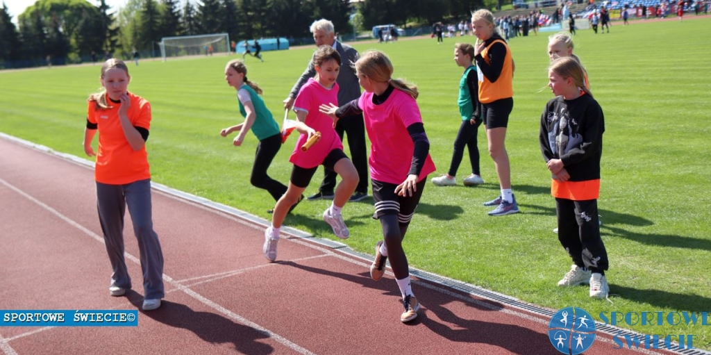 Wietrzny Festiwal Sztafet z SP nr 5 Świecie [ZDJĘCIA]