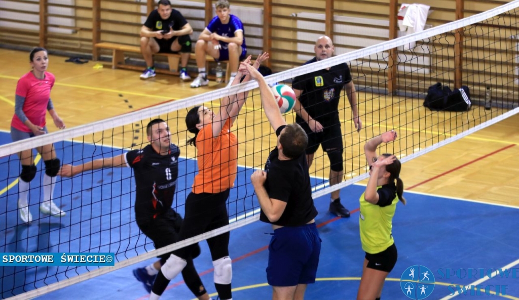 Siatkarskie derby miasta – Volley Świecie ograł Wilka Świecie [ZDJĘCIA]