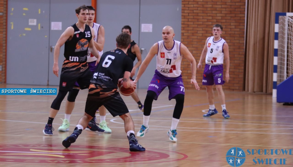 ŚKK Świecie zarzucał „trójkami” Borutę Zgierz. Szósta victoria z rzędu [ZDJĘCIA]