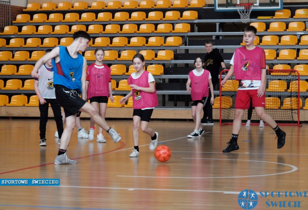 Tak dzieci bawią się i ćwiczą podczas sportowych ferii w hali w Świeciu [ZDJĘCIA]